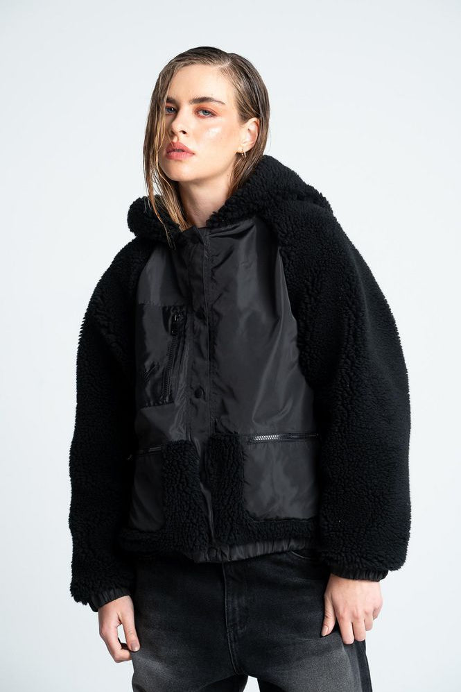 Chaqueta-Con-Capucha-PEOPLE-98101-3705690_a_51fb8e3e-f16c-4fa6-8ce1-f05232480b3a.jpg