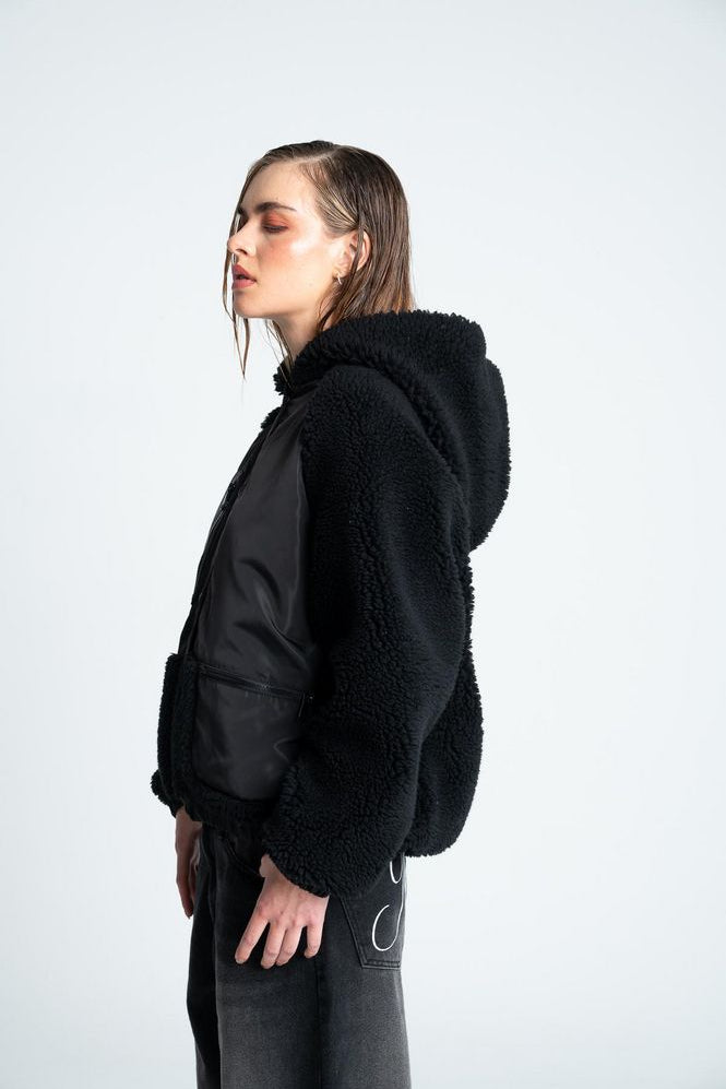 Chaqueta-Con-Capucha-PEOPLE-98101-3705690_b_d374f23f-ab84-418a-b2e6-6164ecdaa5b1.jpg
