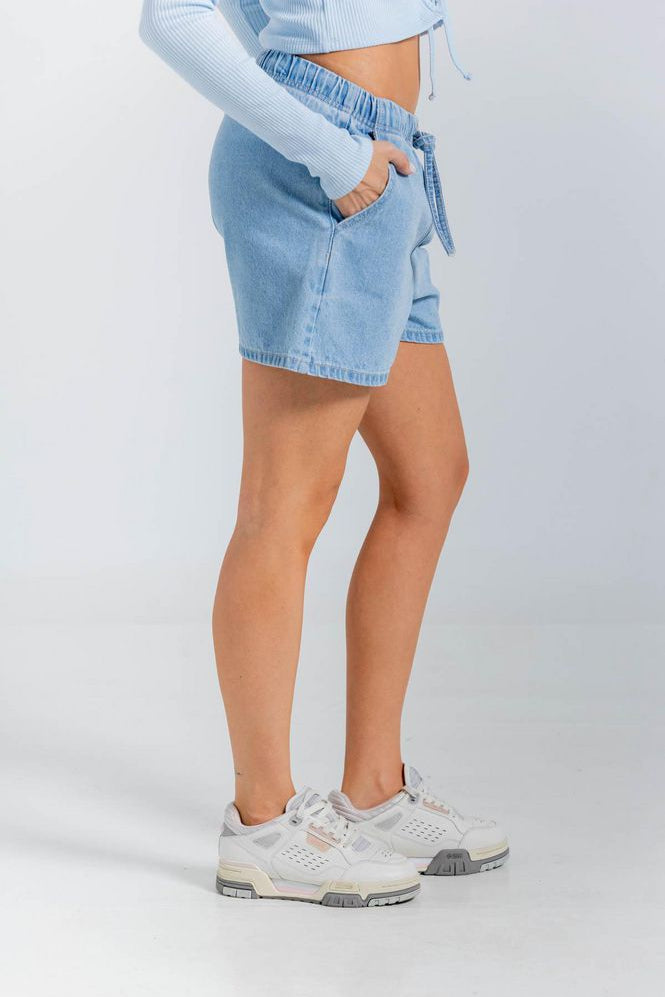 Short-Short-Short-PEOPLE-3740734_b.jpg